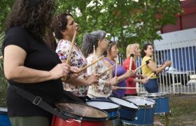 Mujeres golpeando tambores en el taller