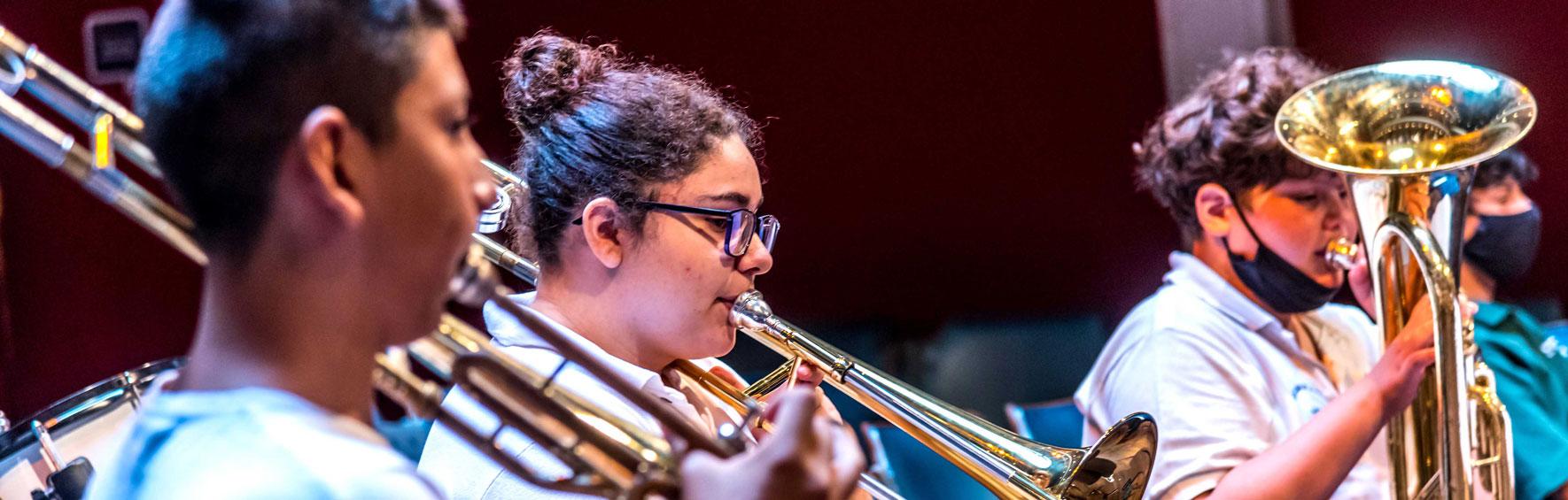Concierto de banda Jóvenes tocando instrumentos de viento