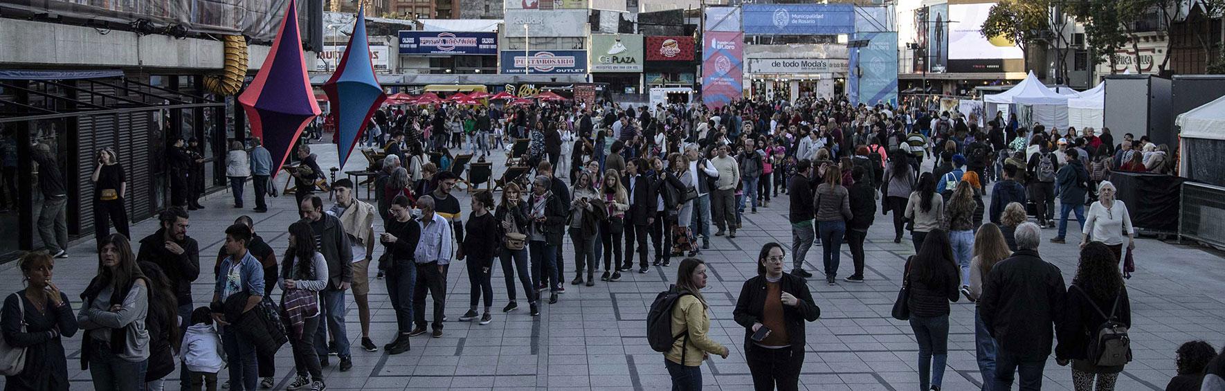 Personas esperan para ingresar a la Feria Internacional del Libro 2022